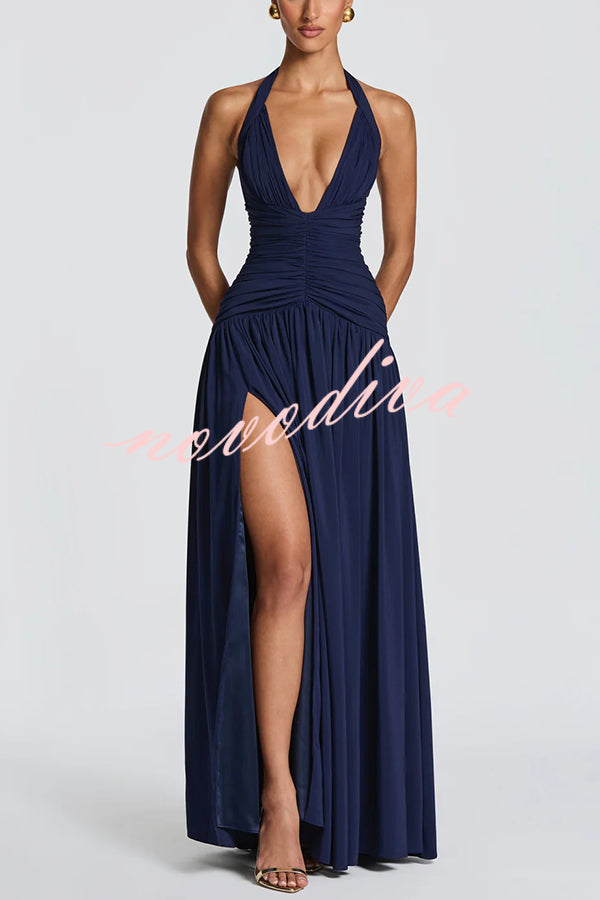 Vestido largo Amaris con cuello halter anudado, escote en V, fruncido, lazada en la espalda, abertura y caída drapeada