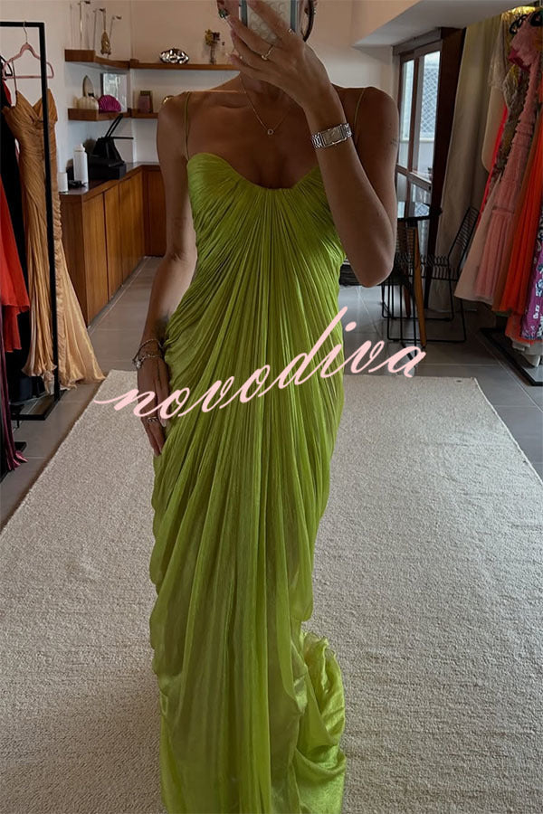 Vestido largo Victoria de tejido plisado brillante y fluido con lazada en la espalda y drapeado