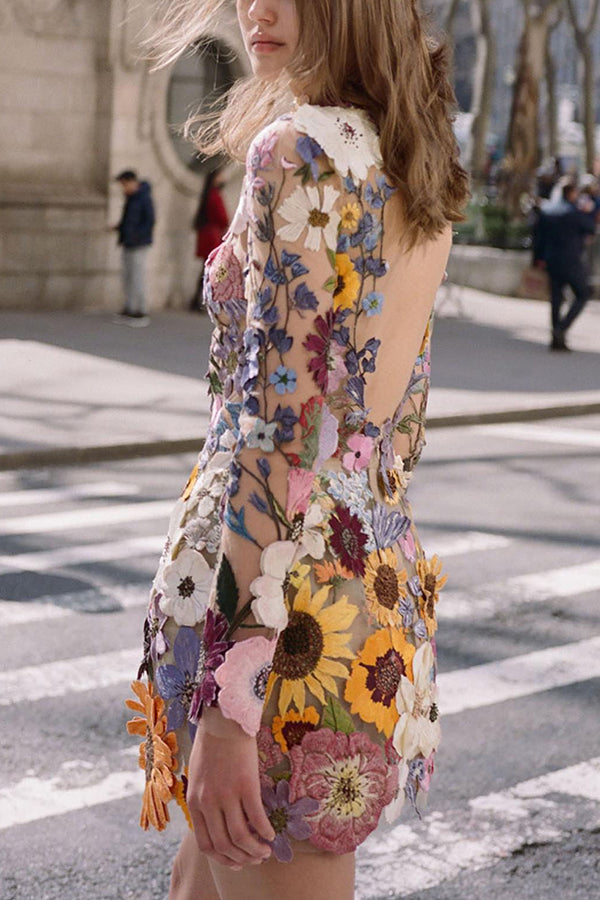 Minivestido Elegantly Enchanted con flores aplicadas, espalda descubierta y manga larga