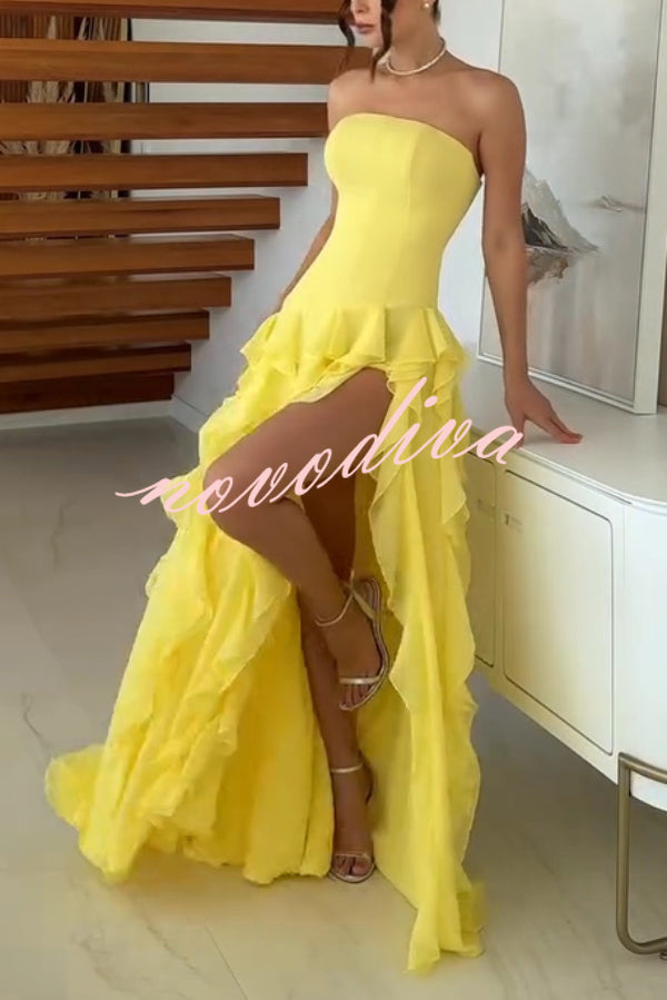 Vestido largo elegante ajustado sin mangas con hombros descubiertos, volantes y abertura alta