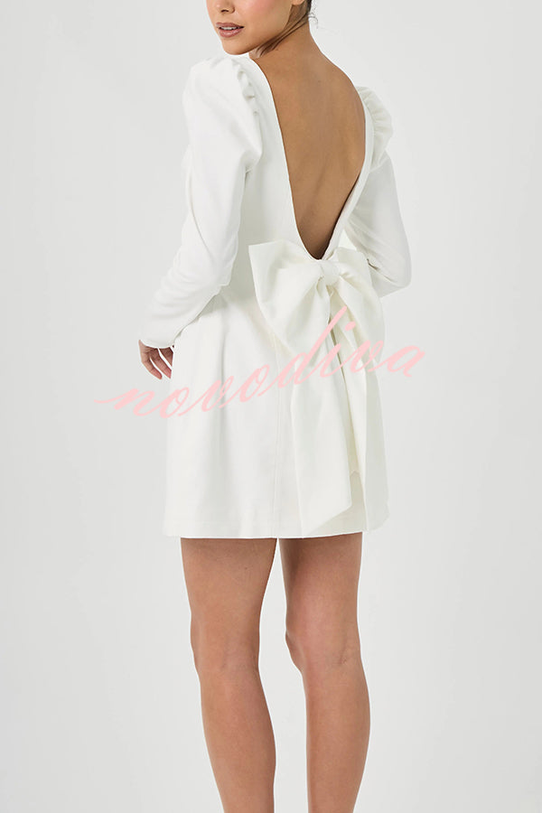 Minivestido Gift for You con hombros abullonados, manga larga y lazo en la espalda