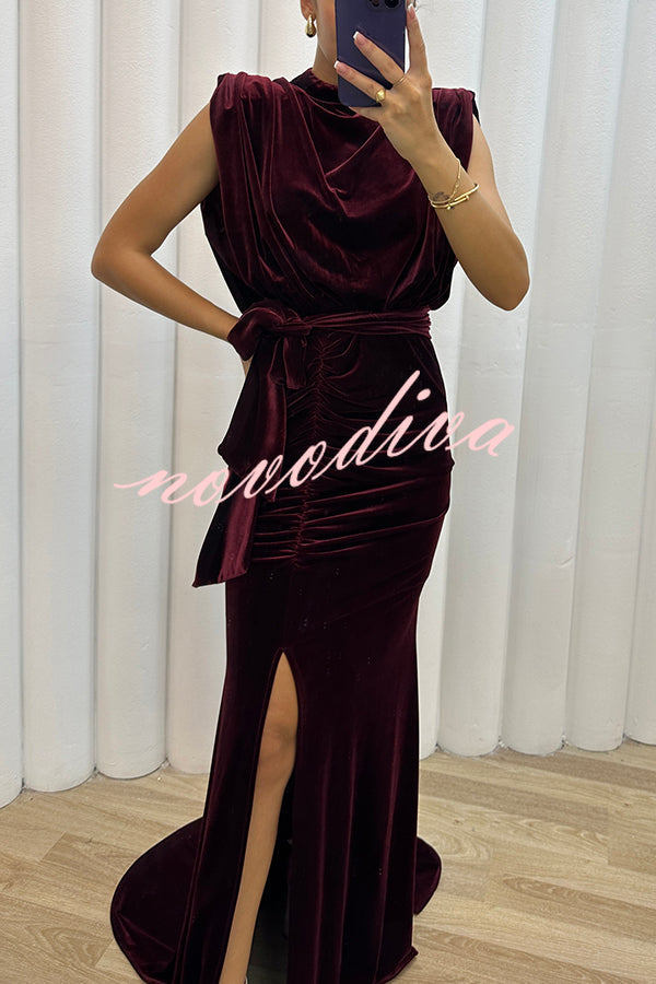 Vestido largo de fiesta Musa de Milán de terciopelo con hombreras, fruncido, cinturón y abertura