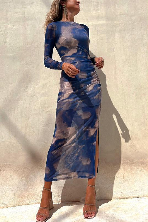 Vestido midi elástico Charm Lady con capa de malla, estampado tie-dye, manga larga y fruncido