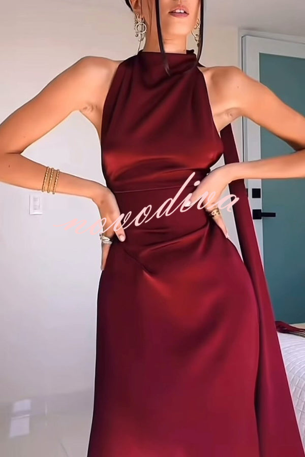 Vestido largo elegante de satén en color liso, sin mangas y con cintura marcada