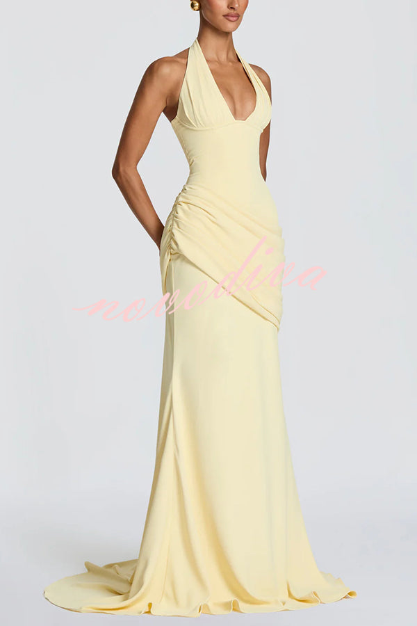 Vestido largo Nehemia con cuello halter, escote de pico, lazada en la espalda y paneles drapeados plisados asimétricos