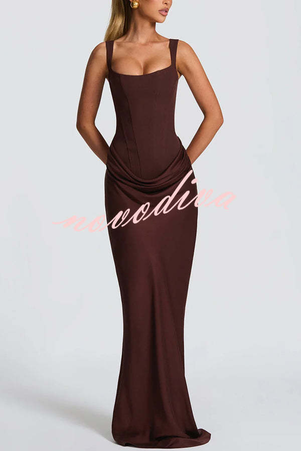 Vestido largo Larrah con escote cuadrado, lazada en la espalda y bajo drapeado de satén