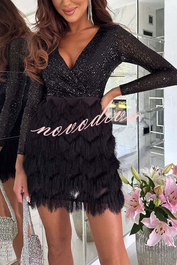 Minivestido de lentejuelas con flecos escalonados y paneles combinados, ideal para la pista de baile