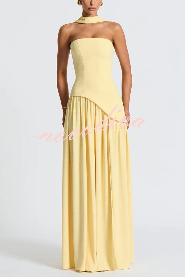 Vestido largo elegante de gasa con hombros descubiertos, bajo plisado, pañuelo y abertura