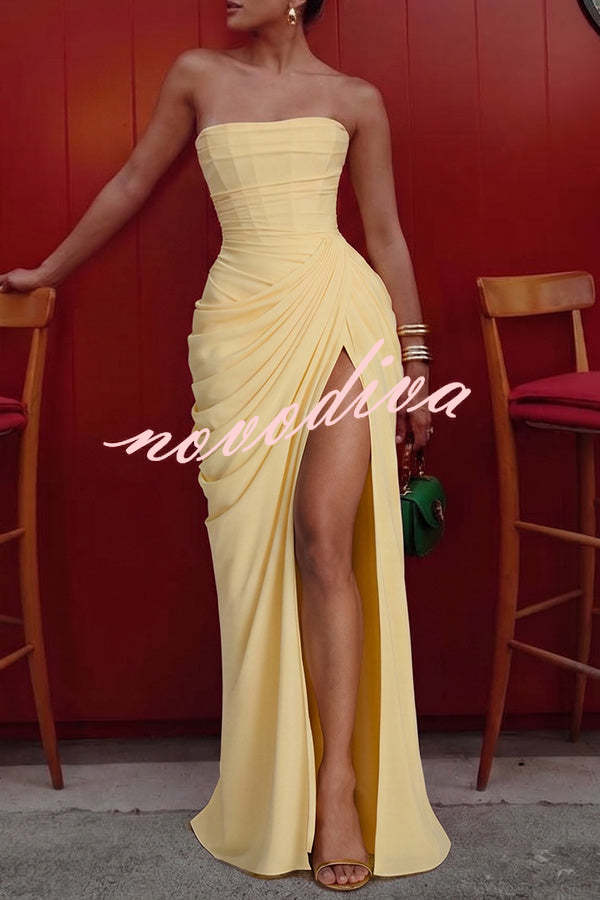 Vestido largo Cyra palabra de honor con plisado asimétrico, abertura y lazada en la espalda