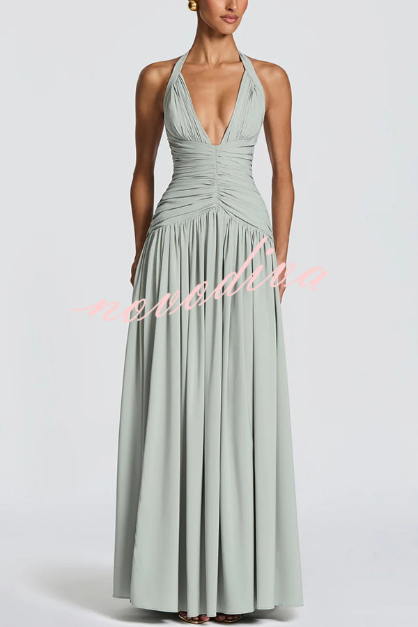 Vestido largo Amaris con cuello halter anudado, escote en V, fruncido, lazada en la espalda, abertura y caída drapeada