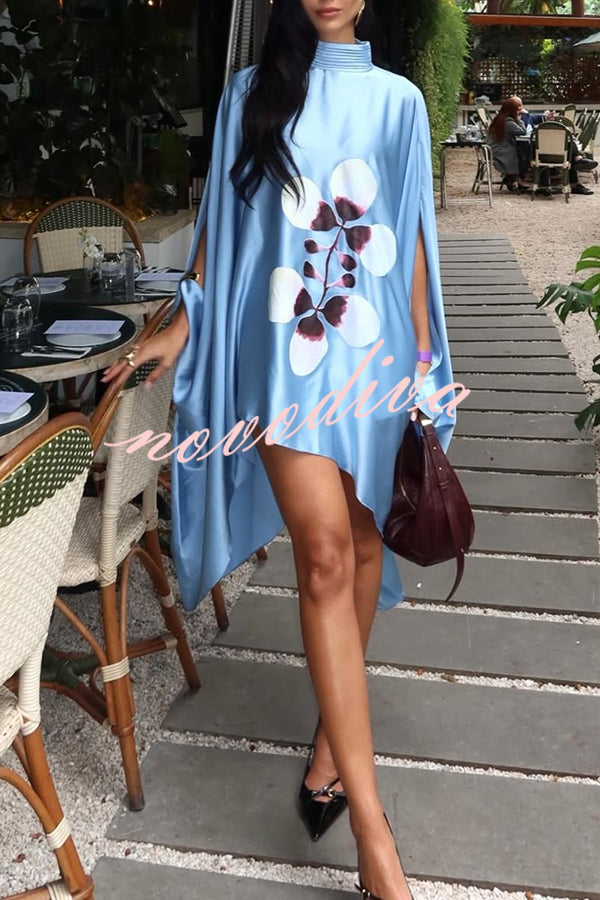 Minivestido holgado Luisa de satén con estampado floral, plisado, cuello alto y manga murciélago con aberturas