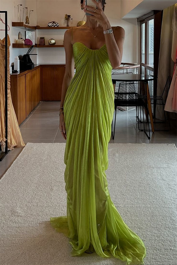 Vestido largo Victoria de tejido plisado brillante y fluido con lazada en la espalda y drapeado