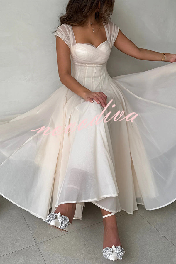 Vestido largo elegante sin mangas de tul con cintura entallada y falda con mucho vuelo