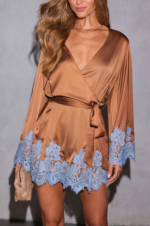 Minivestido kimono Vínculo Alegre de satén con ribete de encaje en contraste, manga campana y lazada