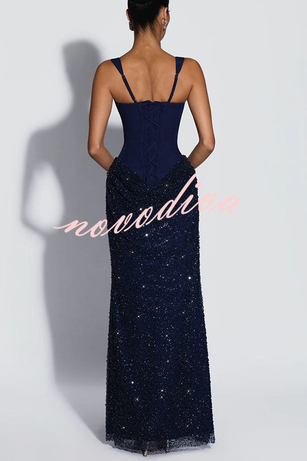 Vestido largo Yeona con escote cuadrado, lazada en la espalda, adornos de lentejuelas y capa drapeada