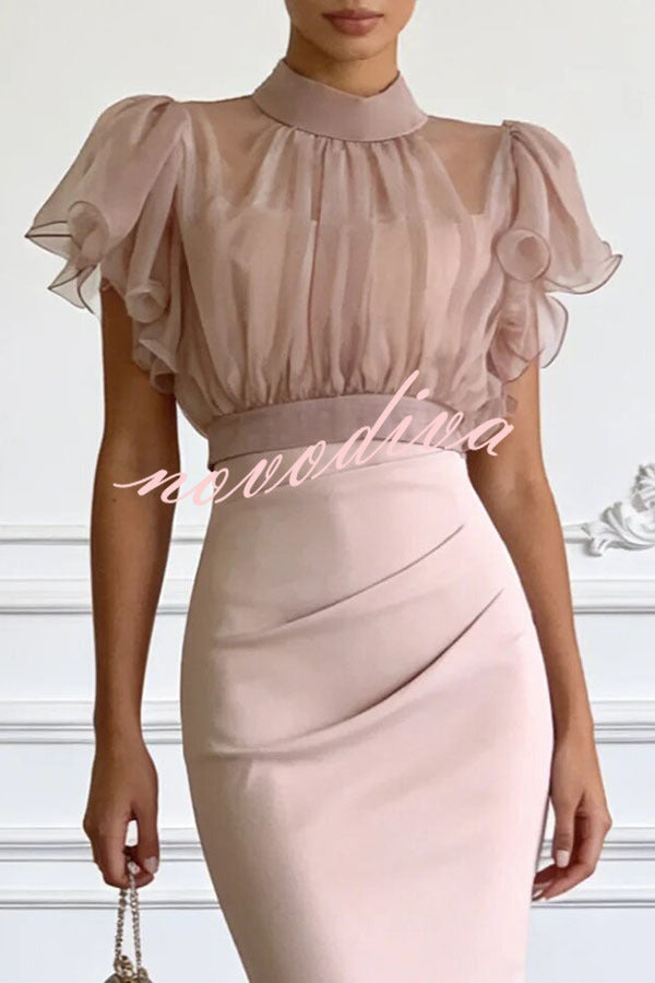 Conjunto de dos piezas de top transparente con cuello alto, manga con volantes y lazada en la espalda y vestido midi lencero fruncido