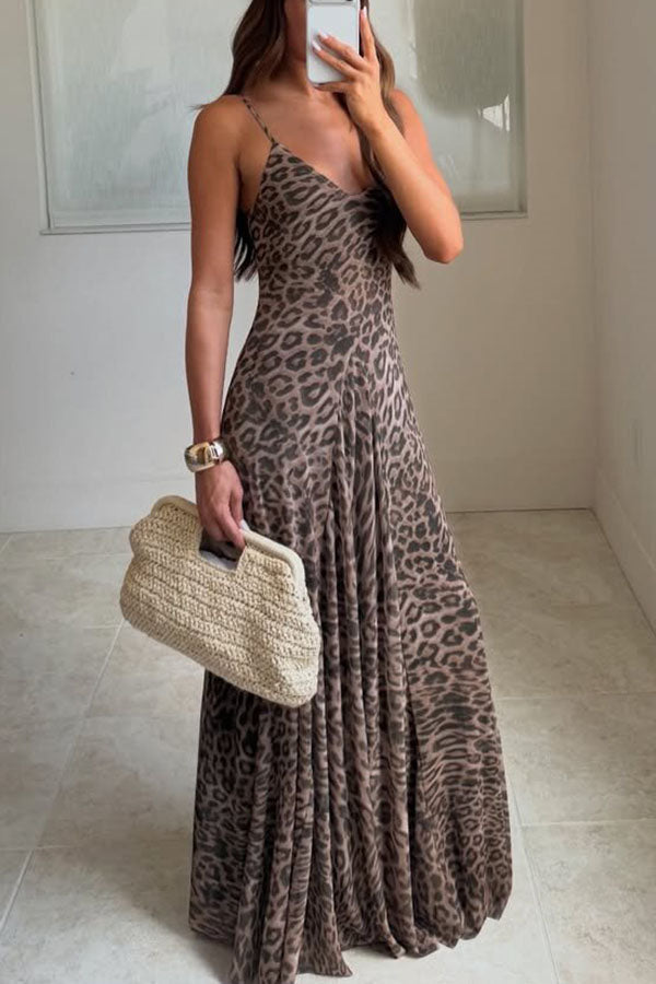 Vestido largo lencero Jaycie de tul con estampado de leopardo, escote de pico y bajo plisado evasé