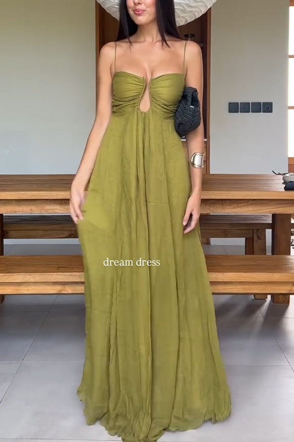 Vestido largo lencero evasé con espalda fruncida y detalle calado metálico, suave y elegante