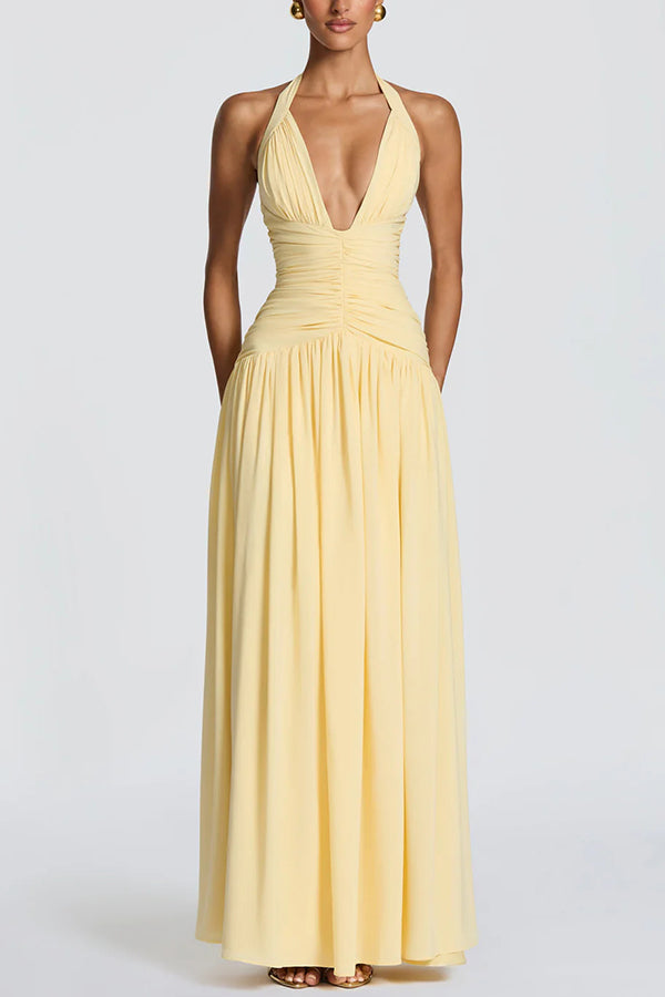 Vestido largo Amaris con cuello halter anudado, escote en V, fruncido, lazada en la espalda, abertura y caída drapeada
