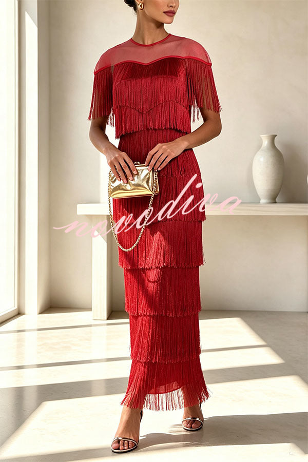 Vestido midi Elowyn de malla con flecos escalonados de patchwork, cuello redondo y manga capa