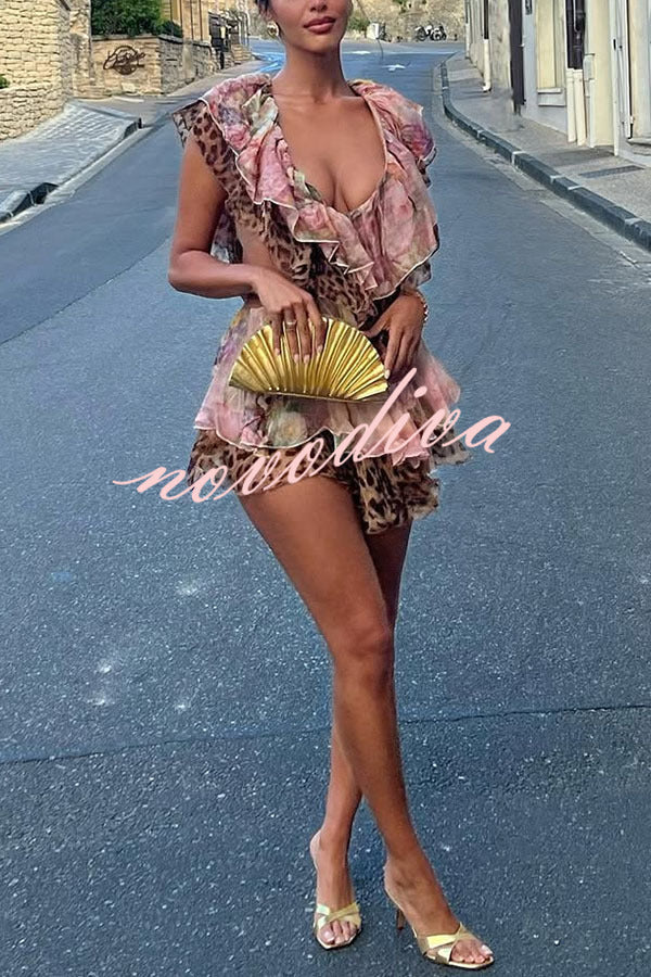 Minivestido Dreamy Island con estampado floral y de leopardo, abertura en la cintura y volantes escalonados