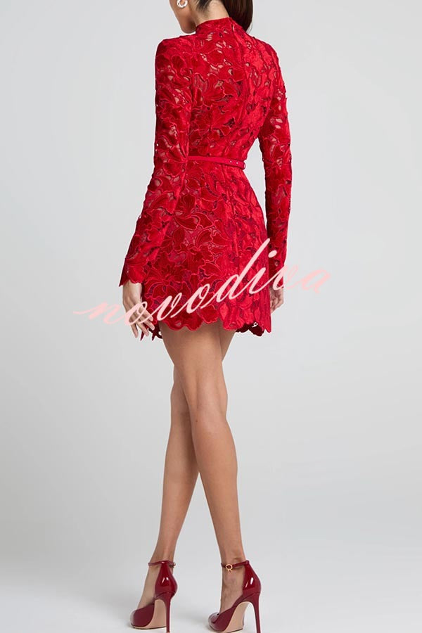 Minivestido tulipán Lydia de encaje floral bordado con manga larga y cinturón