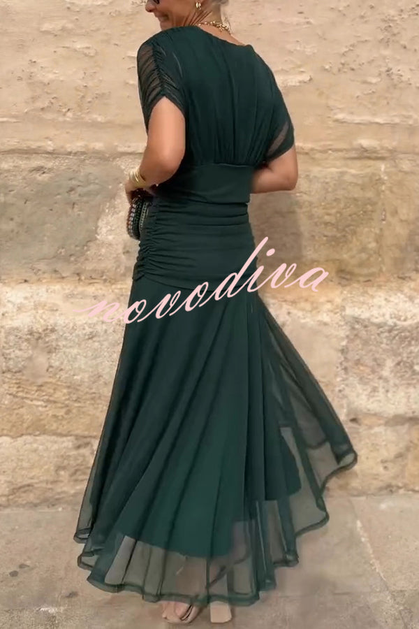 Vestido largo vacacional de malla con estampado único, escote en V y cintura marcada
