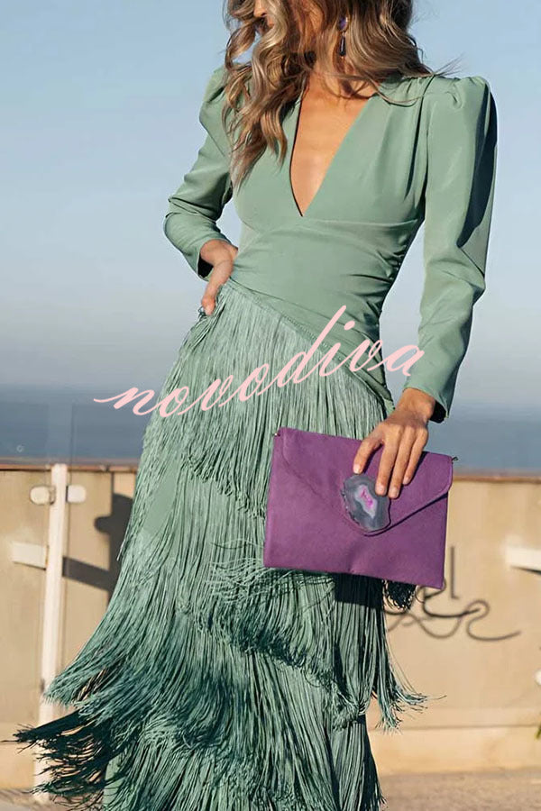 Vestido largo Elegant Night con escote en V, manga larga y bajo de flecos superpuestos