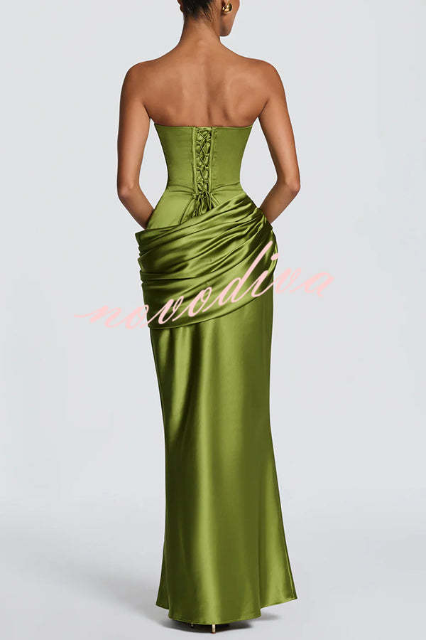 Vestido largo Ella de satén con hombro descubierto asimétrico desmontable, panel drapeado y lazada en la espalda