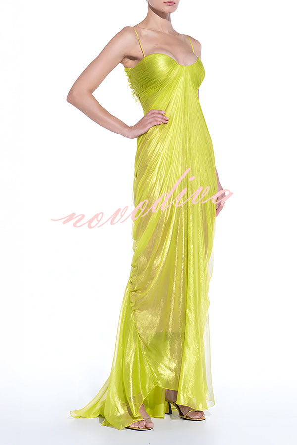 Vestido largo Victoria de tejido plisado brillante y fluido con lazada en la espalda y drapeado
