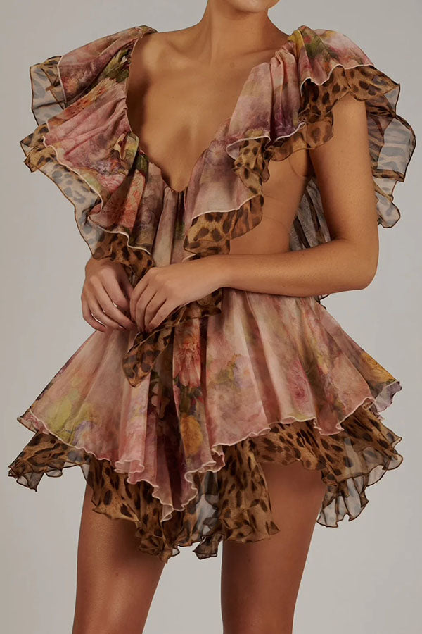 Minivestido Dreamy Island con estampado floral y de leopardo, abertura en la cintura y volantes escalonados