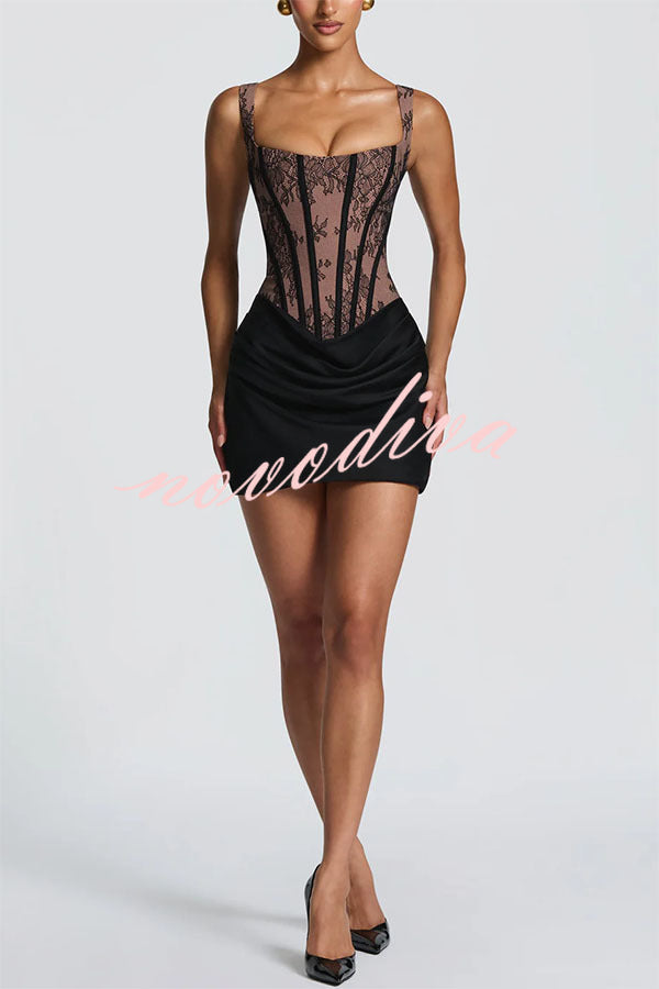 Minivestido Cornelia con encaje floral en contraste, detalle estructural, lazada en la espalda y bajo de satén