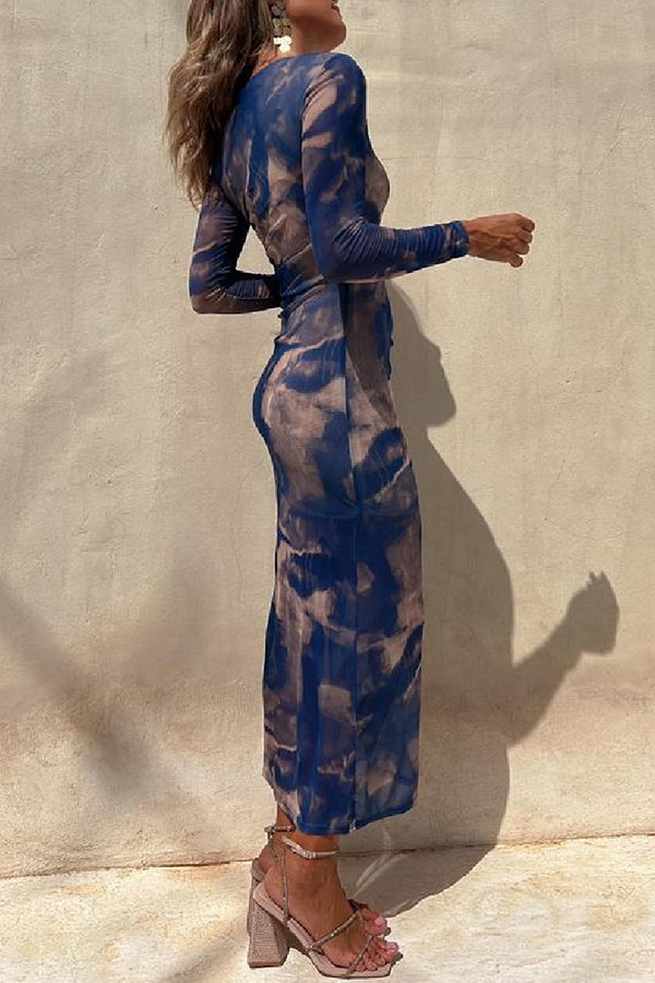 Vestido midi elástico Charm Lady con capa de malla, estampado tie-dye, manga larga y fruncido