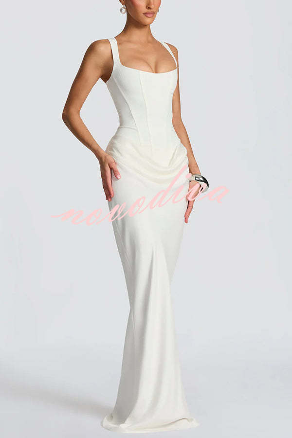Vestido largo Larrah con escote cuadrado, lazada en la espalda y bajo drapeado de satén