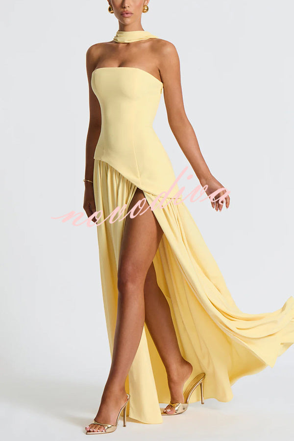 Vestido largo elegante de gasa con hombros descubiertos, bajo plisado, pañuelo y abertura