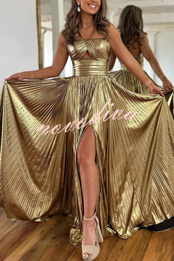 Vestido largo plisado Estilo Reina de tejido metalizado con escote cruzado, abertura y calado