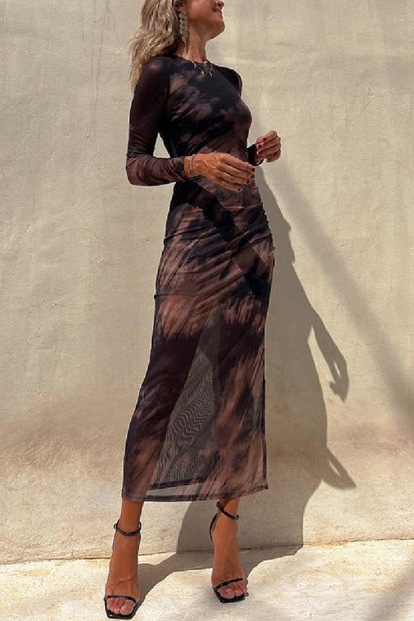 Vestido midi elástico Charm Lady con capa de malla, estampado tie-dye, manga larga y fruncido
