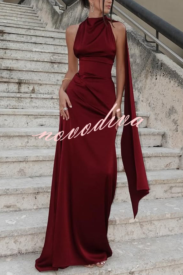 Vestido largo elegante de satén en color liso, sin mangas y con cintura marcada