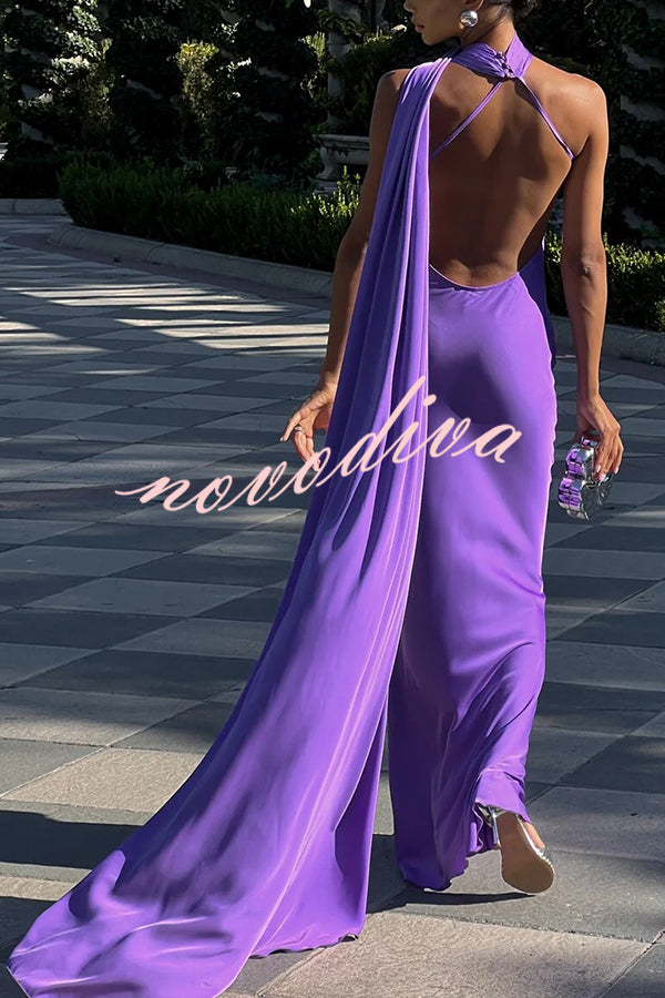 Vestido largo Crush on You de satén asimétrico con espalda descubierta y capa