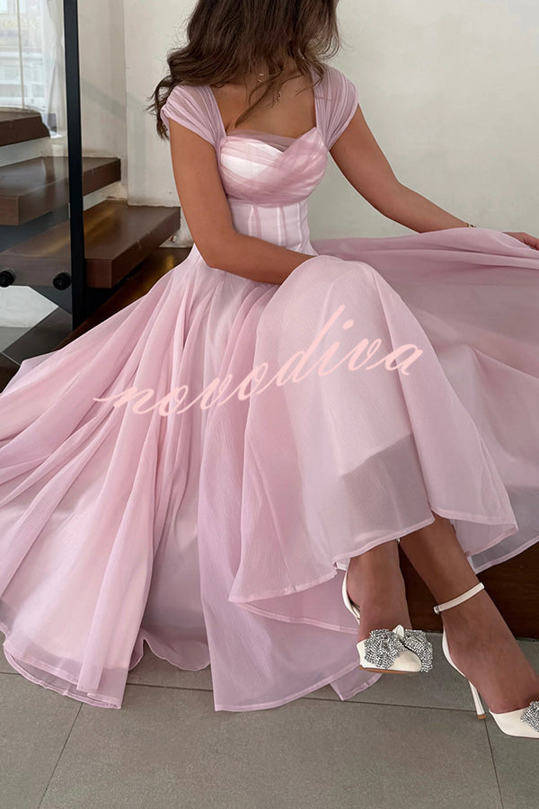 Vestido largo elegante sin mangas de tul con cintura entallada y falda con mucho vuelo
