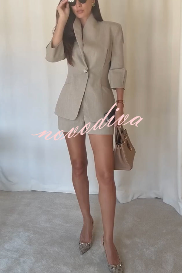 Conjunto Devora en mezcla de lino de blazer con cuello solapa alzado, media manga, botones y bolsillos, y shorts de talle alto