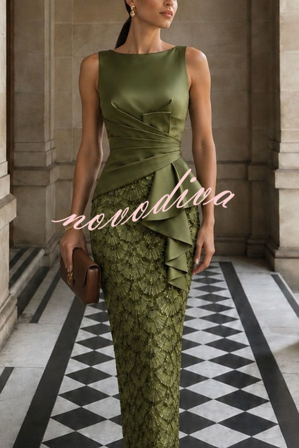 Vestido midi Julieta de satén plisado con bajo de lentejuelas en abanico, escote barco y sin mangas