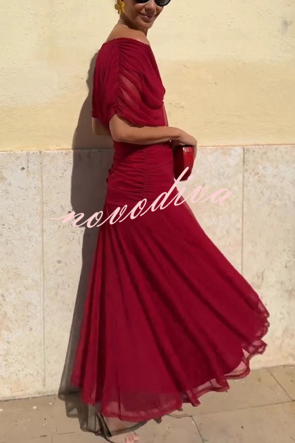 Vestido largo vacacional de malla con estampado único, escote en V y cintura marcada