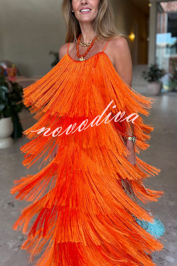 Vestido largo Dynamic Beauty con flecos superpuestos y lazada en la espalda