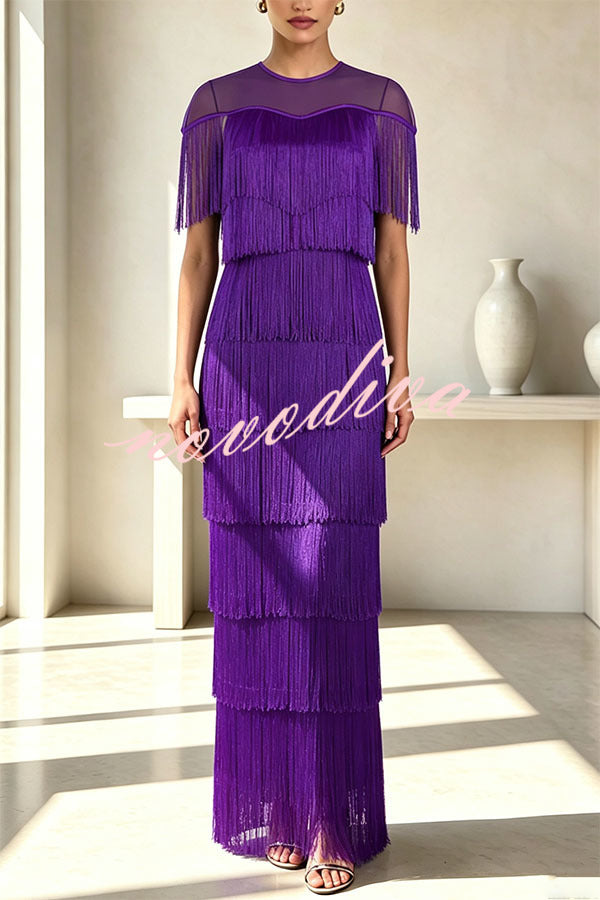Vestido midi Elowyn de malla con flecos escalonados de patchwork, cuello redondo y manga capa