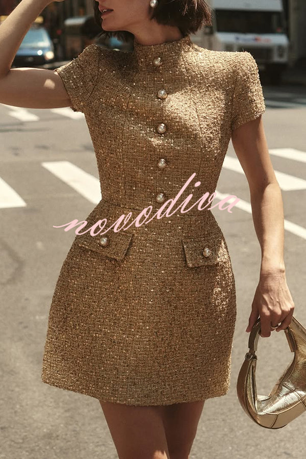 Minivestido Estándar Dorado de tweed con botones de perla, manga corta y bolsillos