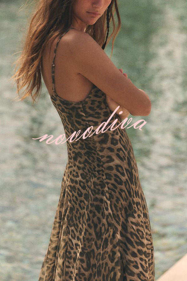 Vestido largo lencero Jaycie de tul con estampado de leopardo, escote de pico y bajo plisado evasé