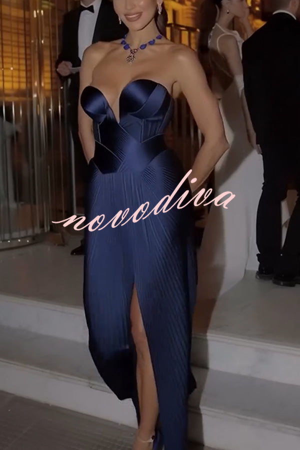 Vestido largo de gala de satén plisado con hombros descubiertos, drapeado y abertura