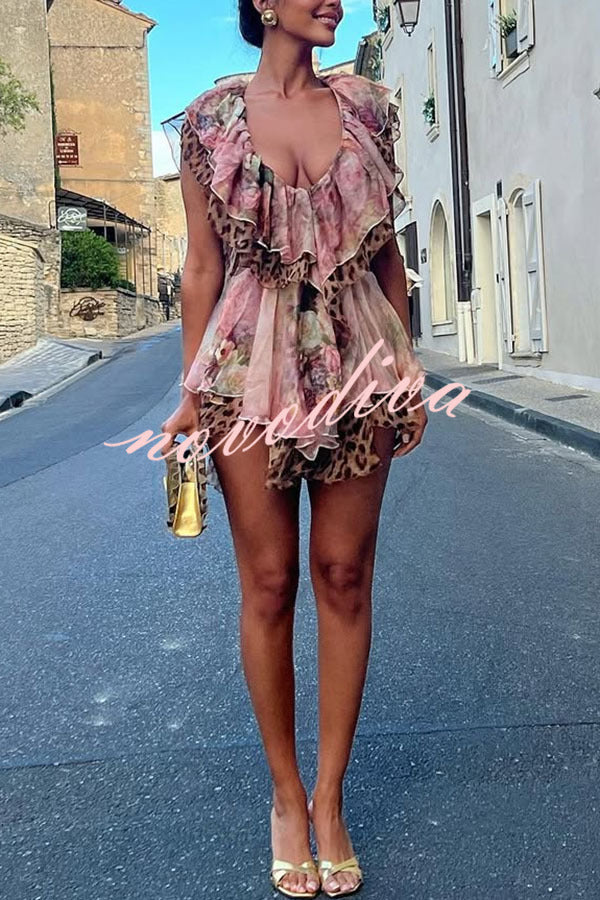 Minivestido Dreamy Island con estampado floral y de leopardo, abertura en la cintura y volantes escalonados