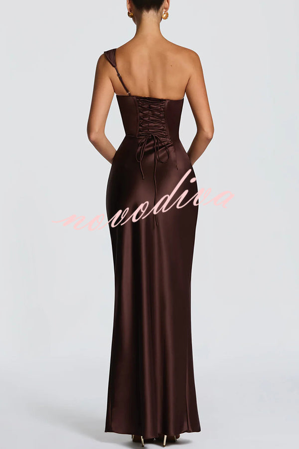 Vestido largo Thalassa de satén de un solo hombro con escote redondo, corte al bies y plisado